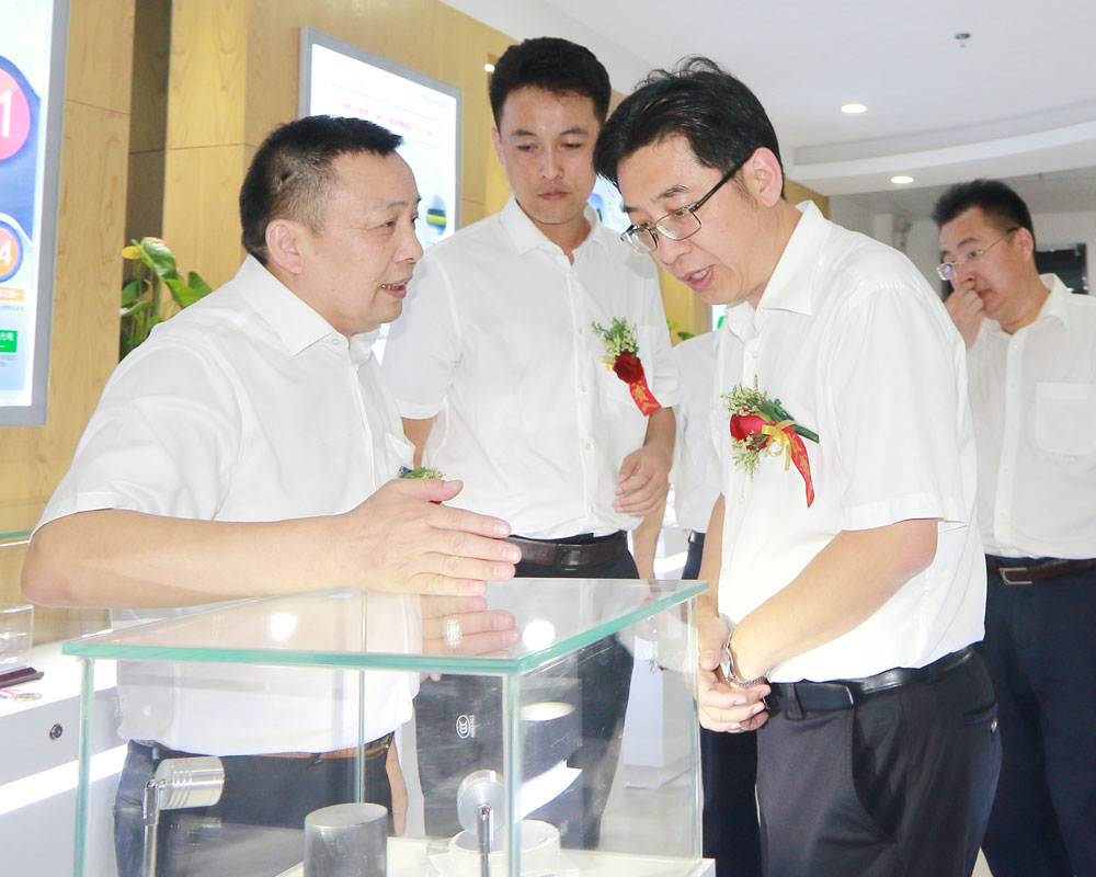 原湖南省政府秘书长邓群策